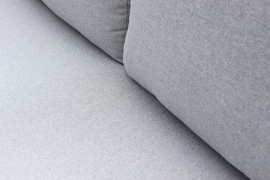 Primo piano del tessuto dei cuscini del  del Divano Komodo, che evidenzia la praticità e la qualità dei materiali. | Albert Stock