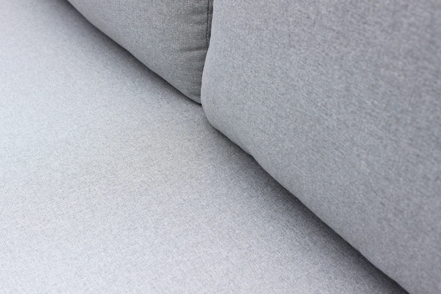 Primo piano del tessuto dei cuscini del  del Divano Komodo, che evidenzia la praticità e la qualità dei materiali. | Albert Stock