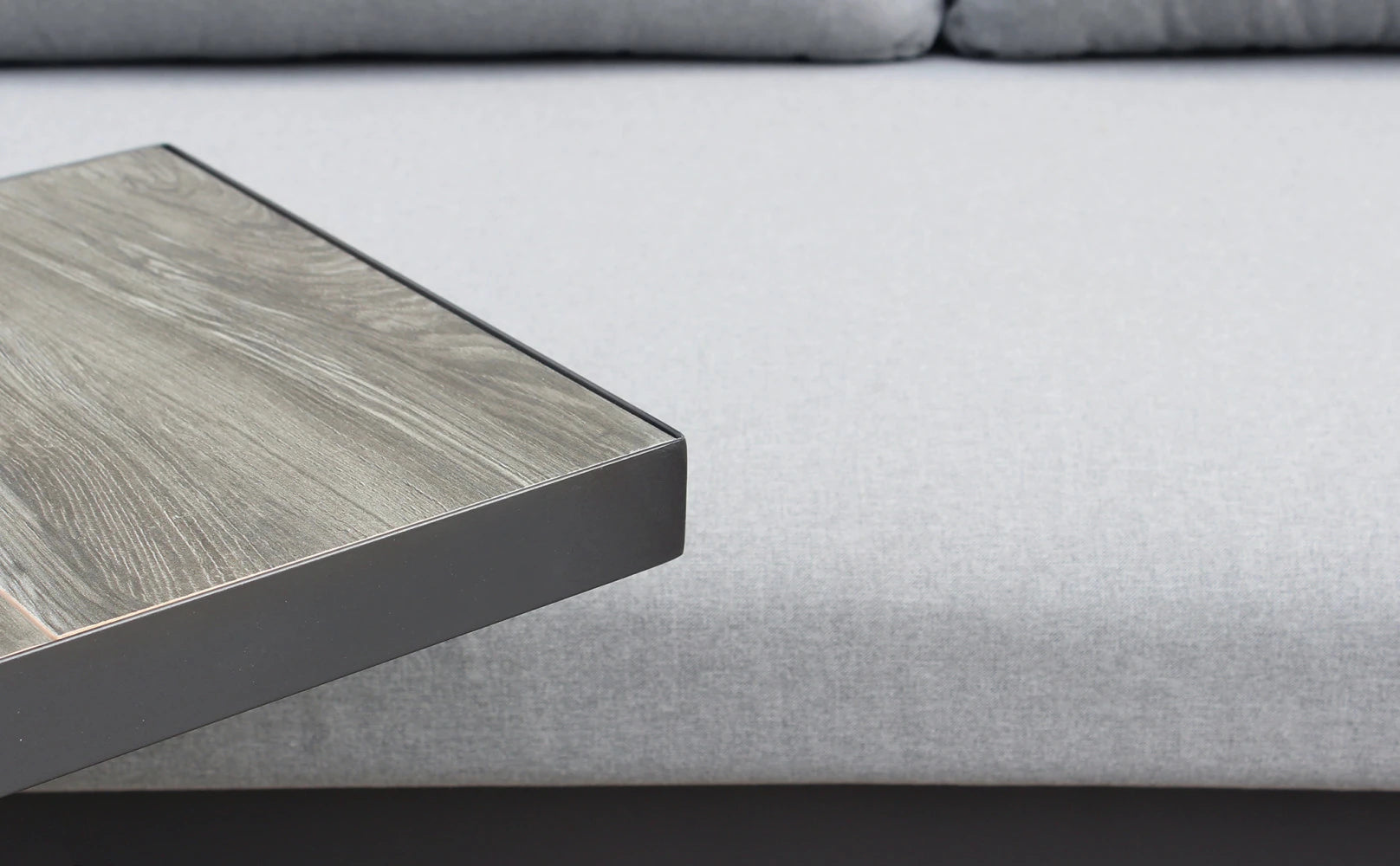 Primo piano  del tavolino integrato del Divano Komodo, che evidenzia la praticità e la qualità dei materiali. | Albert Stock