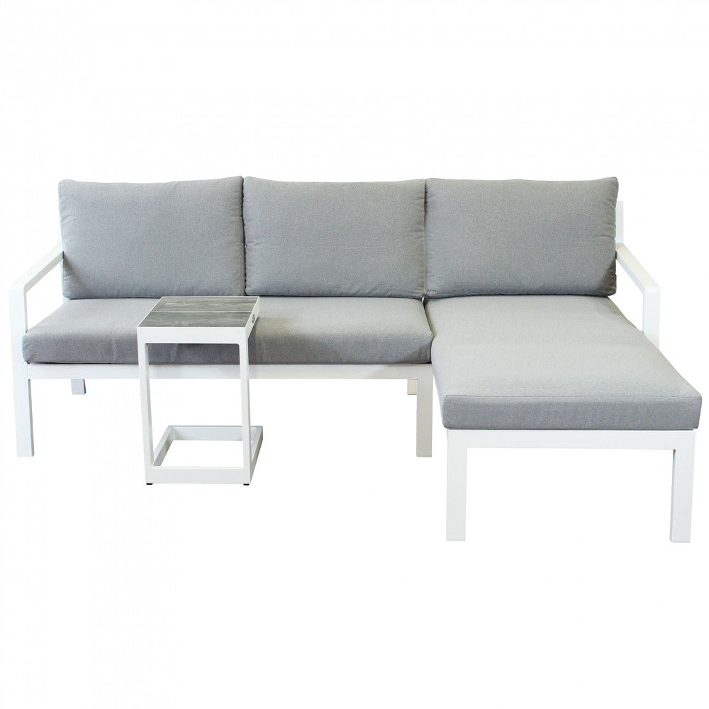 Divano con Tavolino Komodo in alluminio verniciato bianco in un ambiente esterno.