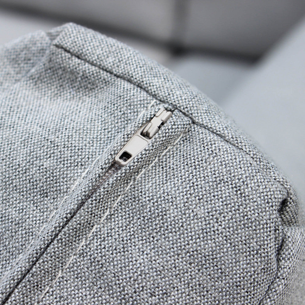 Divano con Tavolino Komodo in alluminio verniciato bianco in un ambiente esterno.