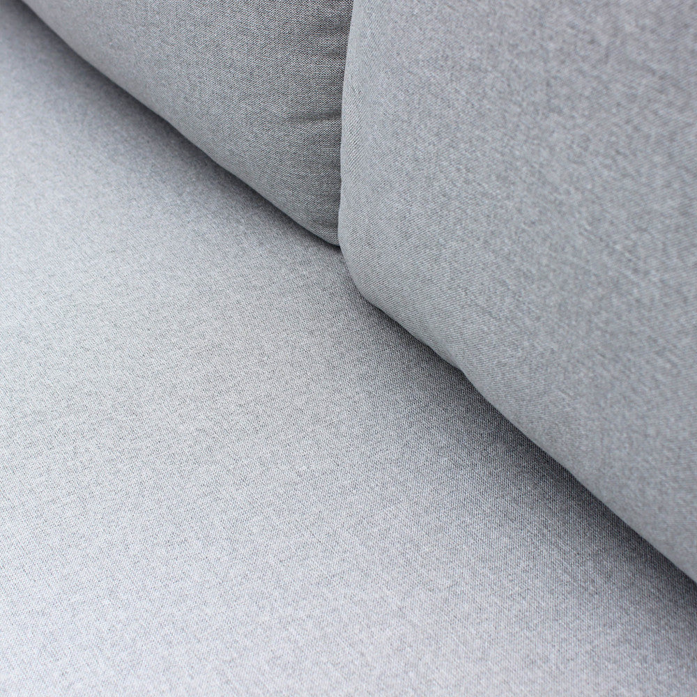 Divano con Tavolino Komodo in alluminio verniciato bianco in un ambiente esterno.