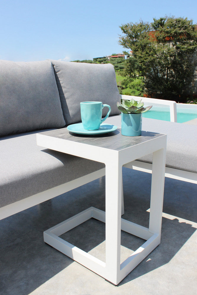 Dettaglio della struttura in alluminio e del rivestimento in poliestere del Divano Komodo