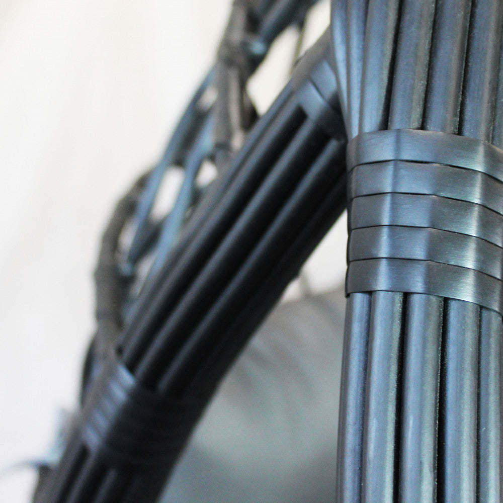 Particolare della struttura portante e della rilegatura in wicker nero marrone.