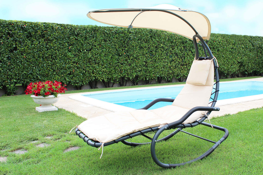 Dondolo da giardino Murano di colore bianco con tettuccio, struttura in acciaio, posizionato in un ambiente esterno.