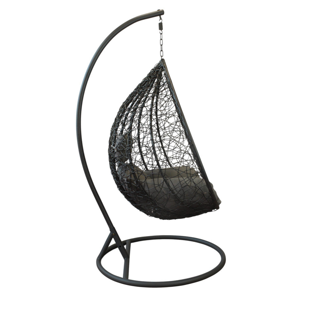 Vista di profilo del dondolo in wicker, che mostra la curvatura ergonomica del design moderno.