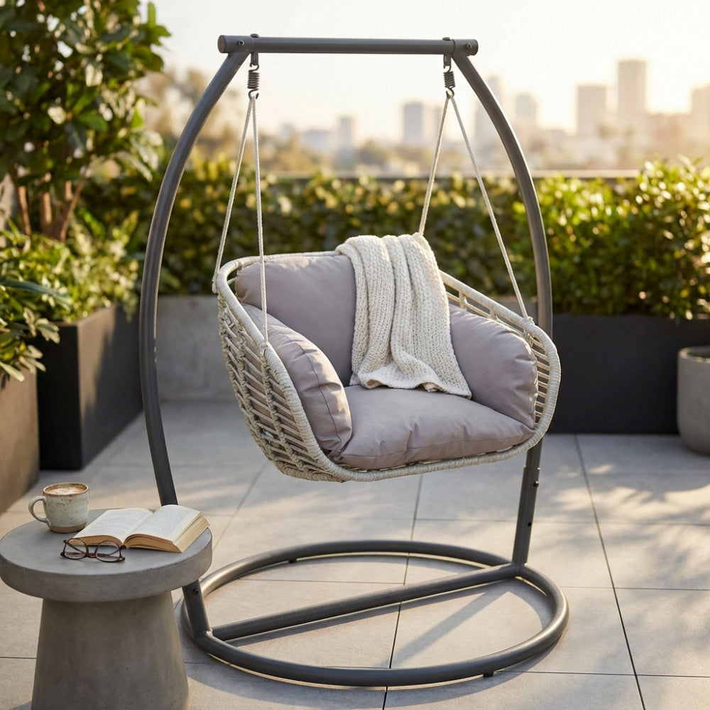 Dondolo Glasgow in metallo antracite ambientato su una terrazza moderna con vista città.