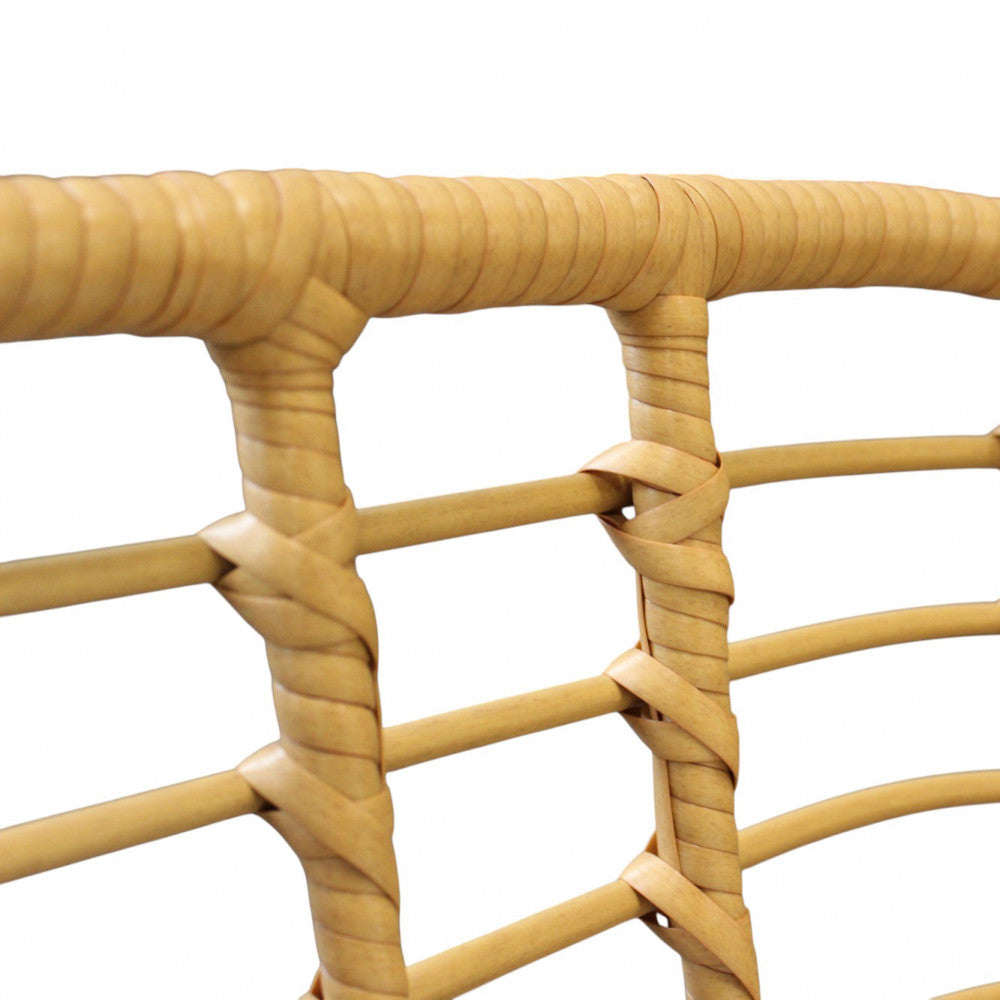 Dettaglio ravvicinato dell'intreccio in materiale sintetico beige sulla struttura in metallo.