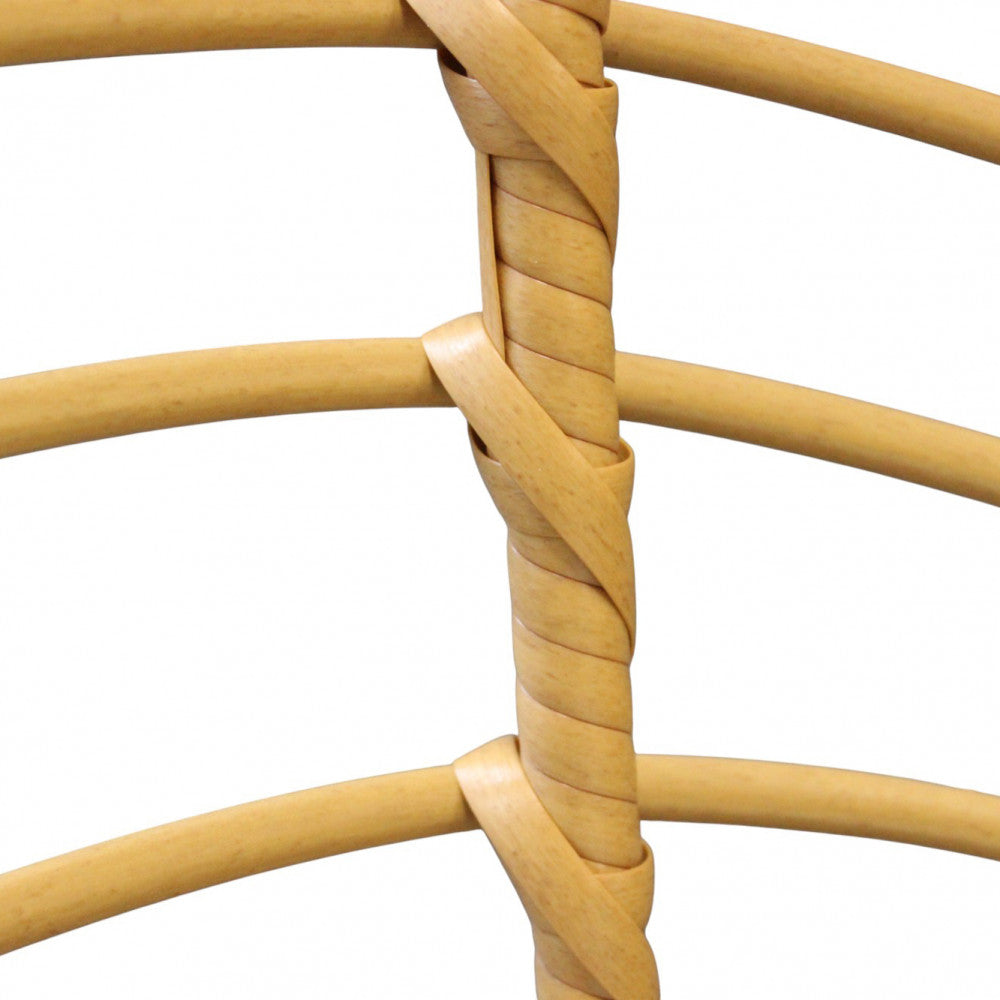 Particolare della lavorazione a spirale del rivestimento beige sul telaio del dondolo.