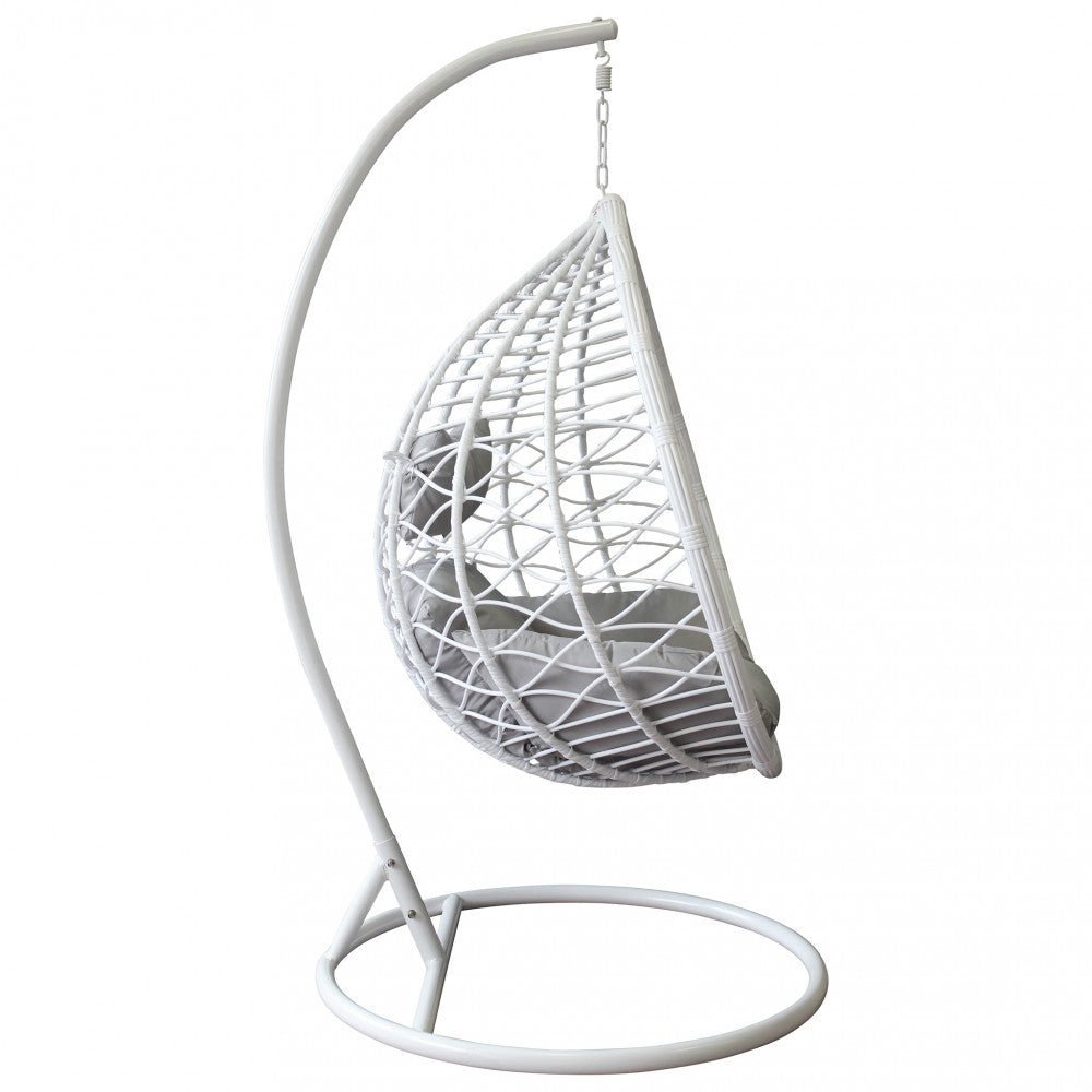 Profilo laterale della poltrona sospesa Panarea su sfondo bianco, che mostra la curvatura ergonomica del cesto in wicker.