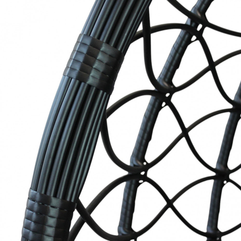 Dettaglio ravvicinato dell'intreccio in wicker nero marrone della struttura.