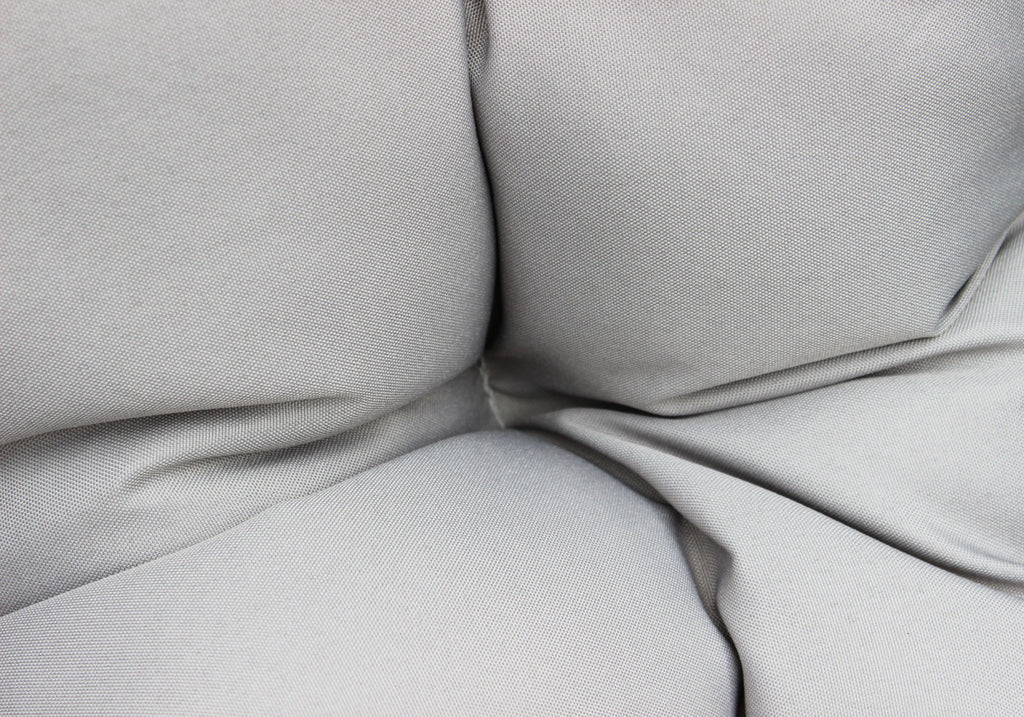 Texture tattile del tessuto grigio sfoderabile che riveste i morbidi cuscini della seduta.