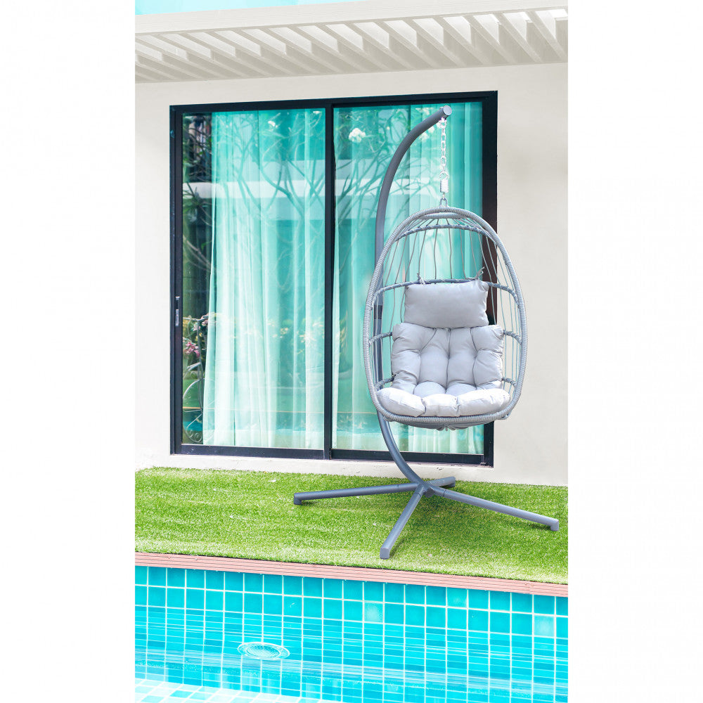 Dondolo sospeso posizionato a bordo piscina, integrato in un ambiente esterno dal design contemporaneo.