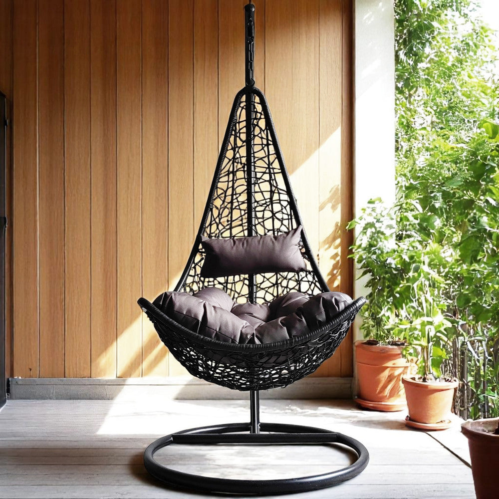 Dondolo Ponza posizionato su un patio in legno illuminato dalla luce naturale del sole.