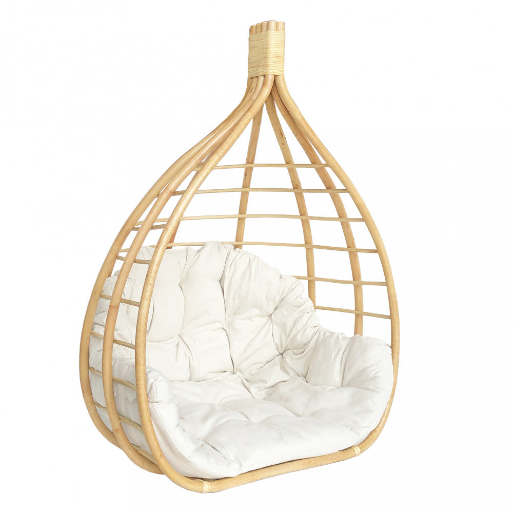Vista frontale del dondolo sospeso Calypso in bamboo naturale con cuscino bianco sfoderabile su sfondo neutro.