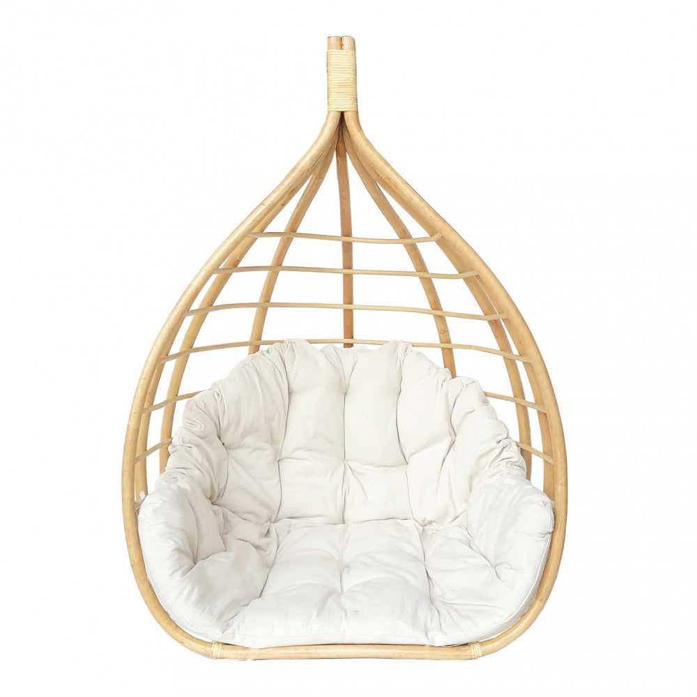 Dondolo sospeso Calypso in bamboo, design a goccia con cuscino bianco imbottito, isolato su sfondo bianco.