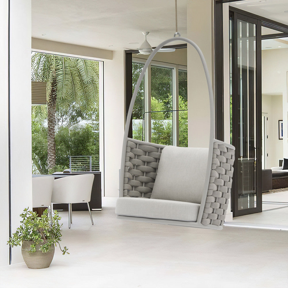 Inserimento del dondolo in un elegante portico coperto dal design contemporaneo con ampie vetrate.