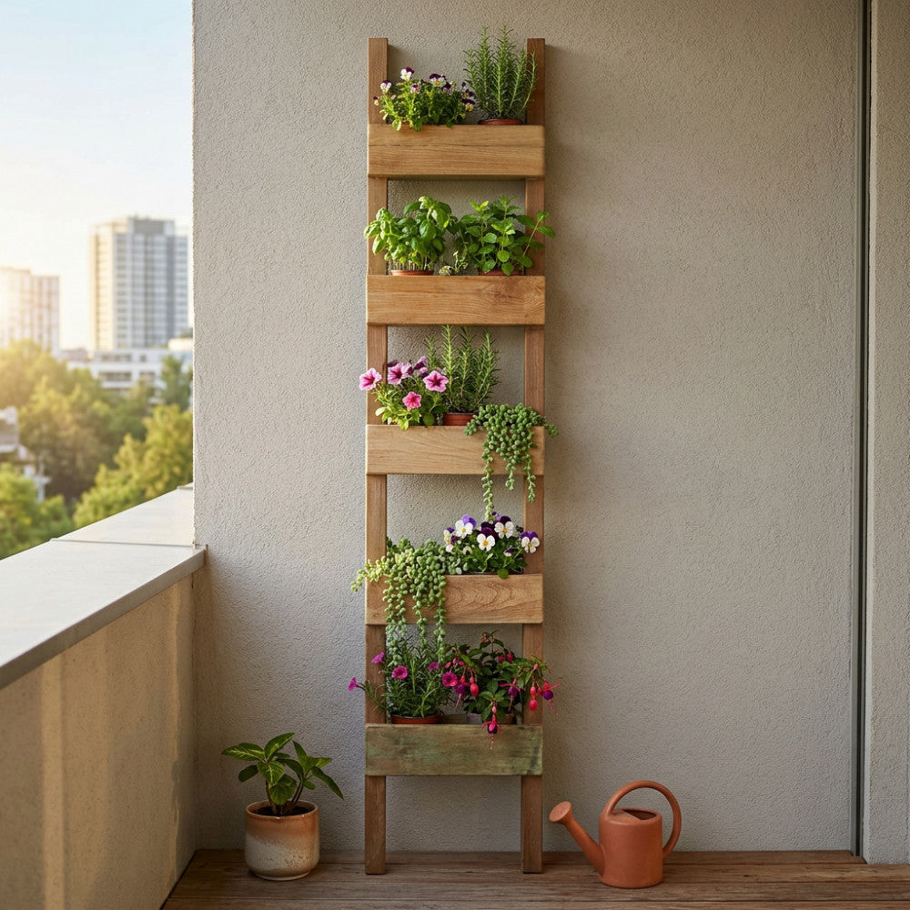 Dettaglio della fioriera a scala Chelsey su un balcone moderno, decorata con fiori colorati e piante verdi, accanto a un annaffiatoio.