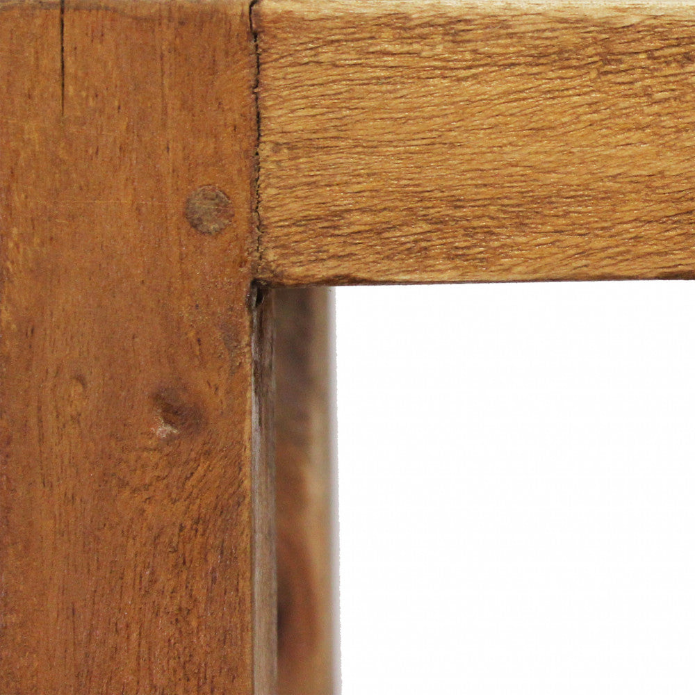 Dettaglio ravvicinato degli incastri in legno riciclato della fioriera Cecily, mostrando la texture ruvida e le venature naturali.