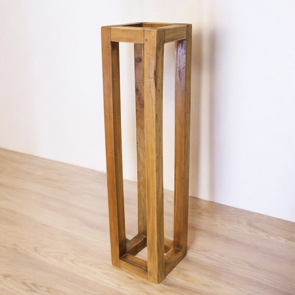 Fioriera media Cecily vuota, appoggiata su un pavimento in parquet chiaro per esaltarne le proporzioni slanciate e il design minimalista.