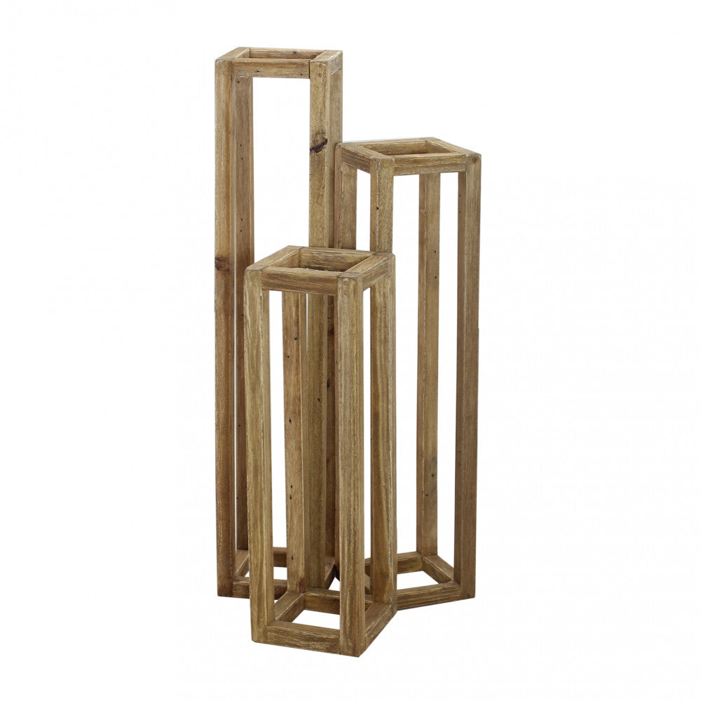 Composizione di tre fioriere in legno riciclato di diverse altezze in stile moderno.