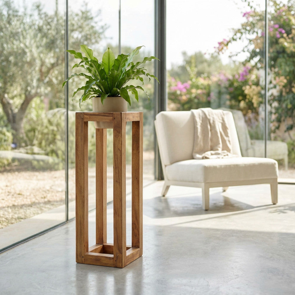 Fioriera moderna in legno massello posizionata in una veranda soleggiata con felce.