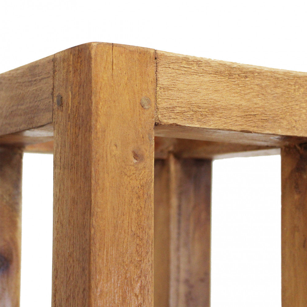 Particolare della finitura materica e delle venature del legno riciclato marrone.