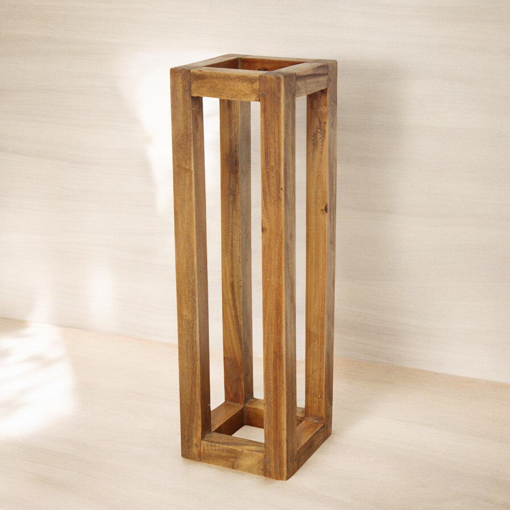 Fioriera in legno illuminata da luce naturale in un ambiente minimalista.
