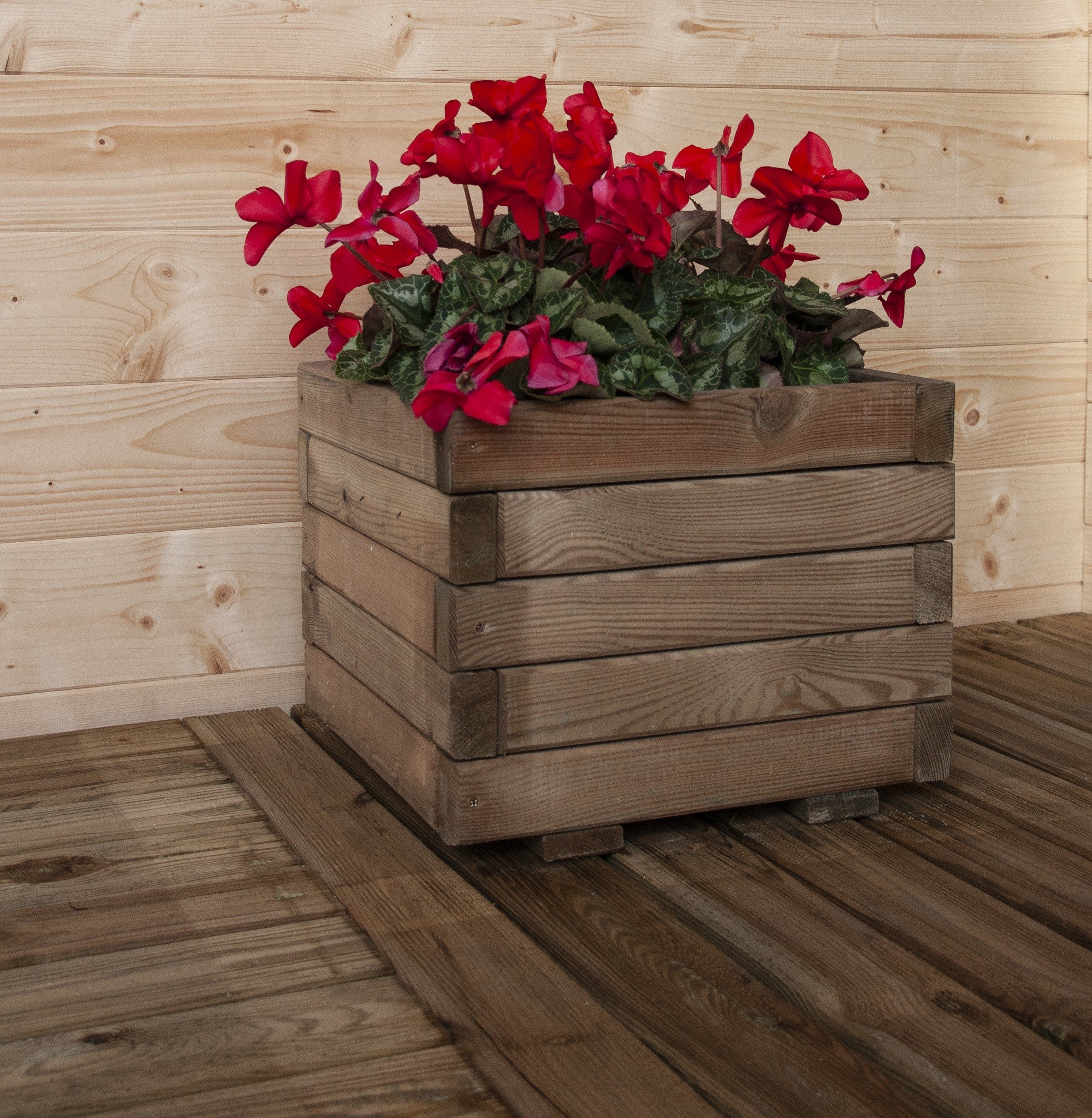 Fioriera quadrata in legno Losa Esterni da vivere con fiori rossi