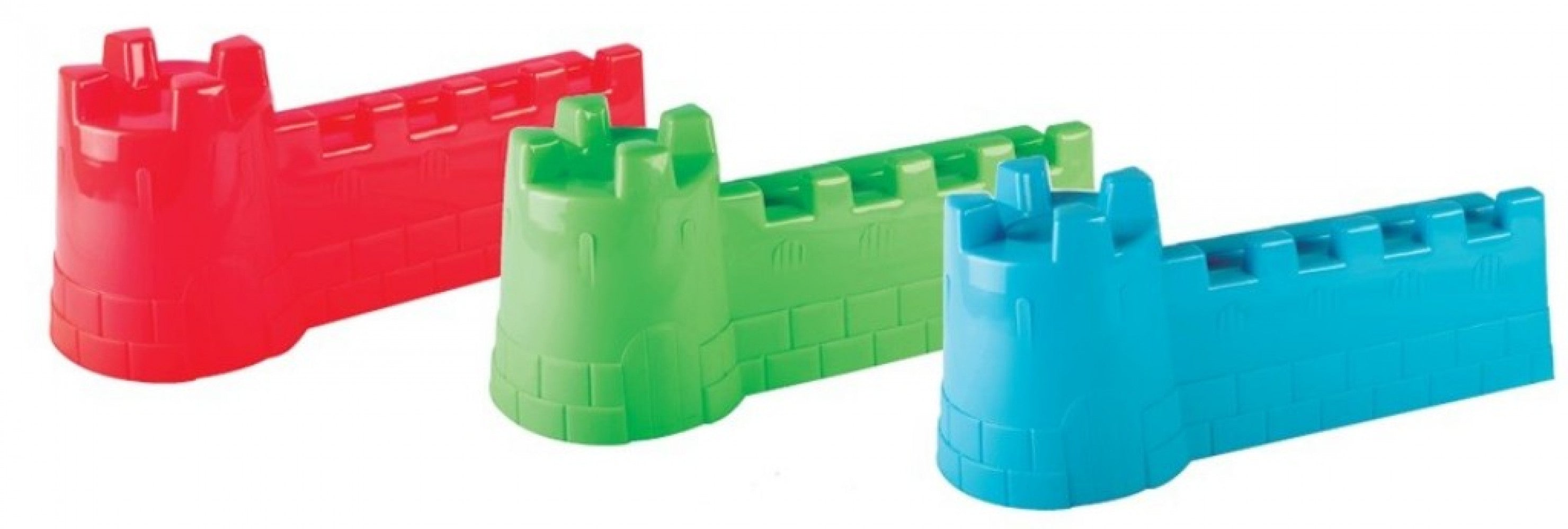 Tre formine da spiaggia a forma di muro di castello con torre, realizzate in polimero lucido nei colori rosso, verde e blu, disposte in diagonale su sfondo bianco.