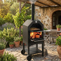 Forno per pizza Italy in metallo nero acceso in un giardino rustico con patio in pietra.