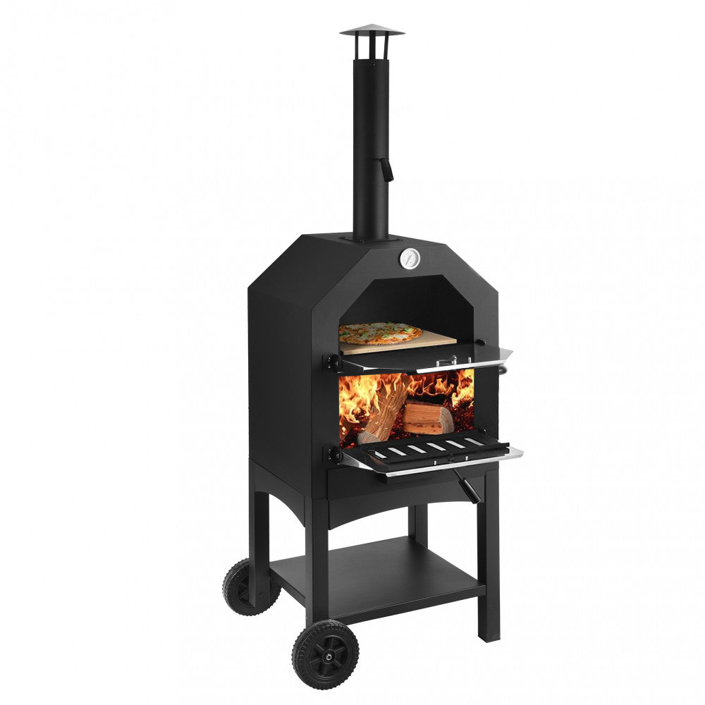 Forno per pizza Italy acceso con fiamma viva e pizza in cottura su sfondo bianco.