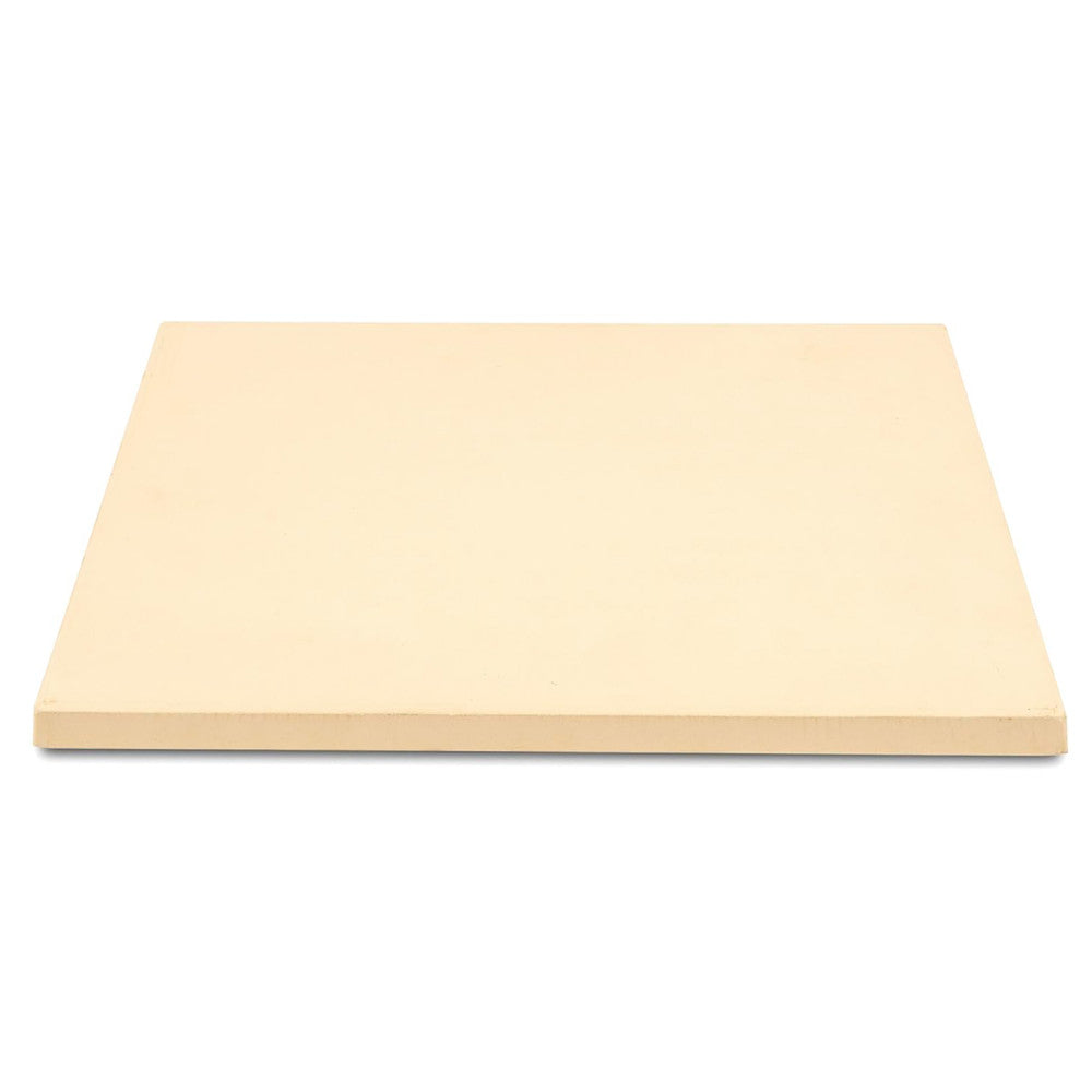 Pietra refrattaria quadrata per forno per pizza isolata su sfondo bianco.