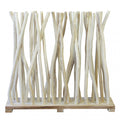 Frangivento Michael realizzato con rami di teak naturale disposti verticalmente, su sfondo bianco | Albert Stock