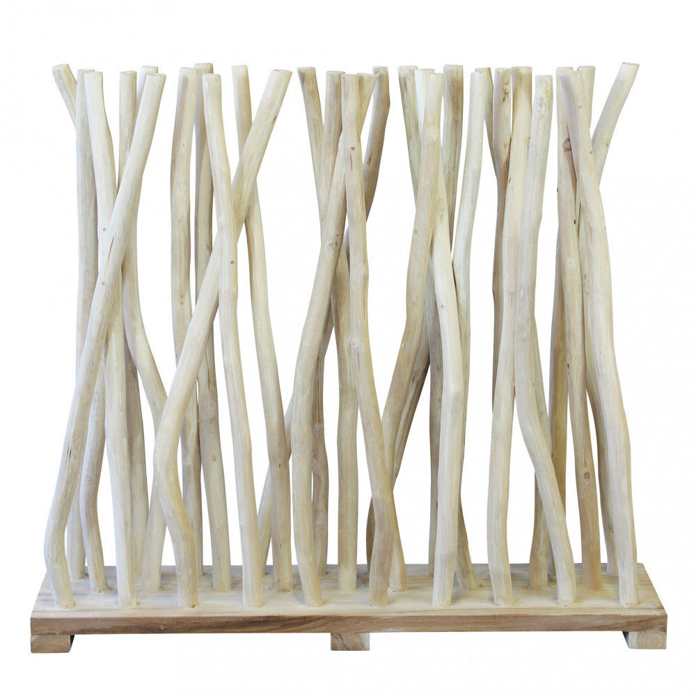 Frangivento Michael realizzato con rami di teak naturale disposti verticalmente, su sfondo bianco | Albert Stock