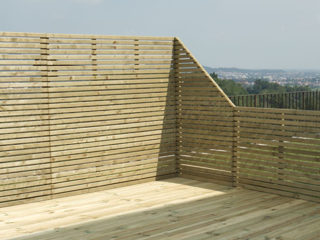 Frangivista in legno Esterni da Vivere installato su una terrazza outdoor