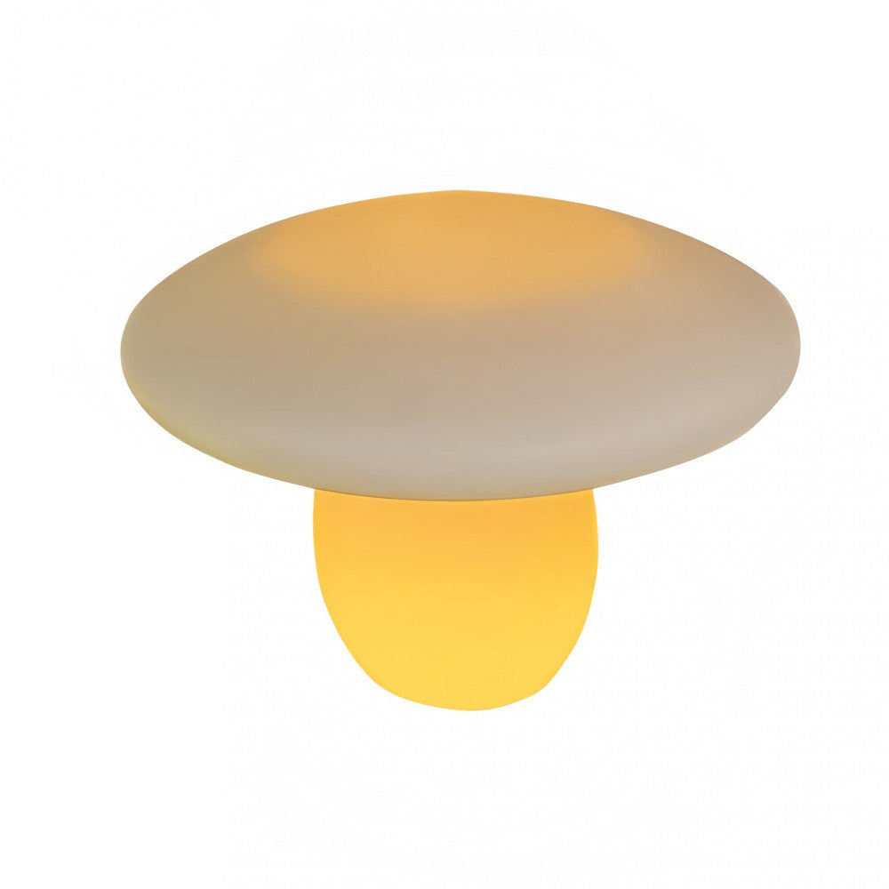 Dettaglio ravvicinato della lampada Funghi Octans isolata su sfondo bianco, che evidenzia la finitura liscia.