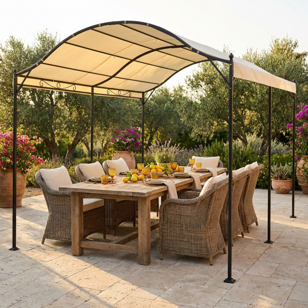 Gazebo Cosma GA802016 con struttura ad arco in acciaio scuro e copertura ecrù, allestito in un giardino