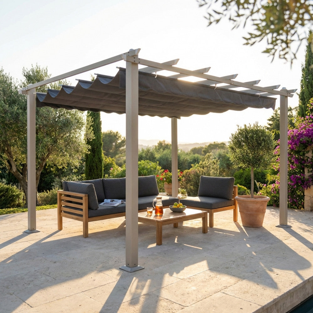 Gazebo Astoria in alluminio tortora e telo grigio allestito in un giardino lussuoso con divani in teak al tramonto.