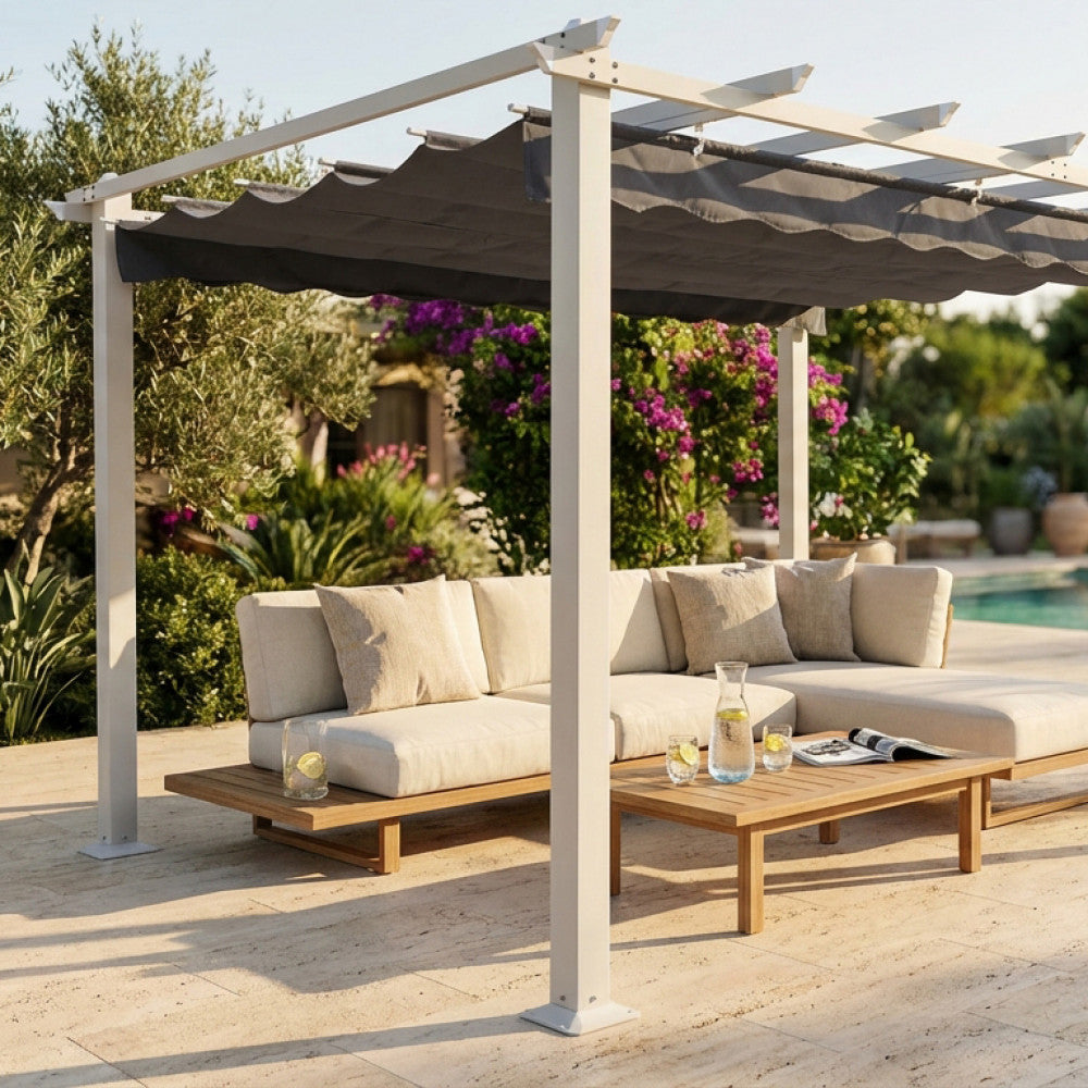 Vista laterale del Gazebo Astoria che ombreggia un salotto da esterni elegante a bordo piscina.