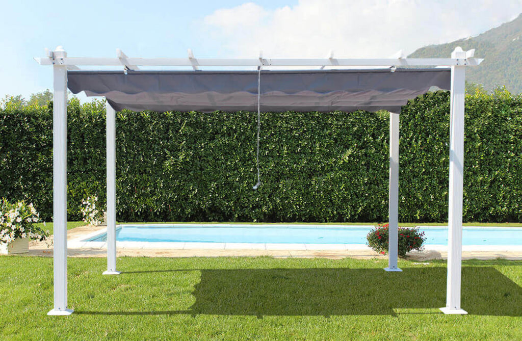Gazebo Astoria installato su un prato verde curato, con il telo grigio completamente disteso per offrire massima ombra.
