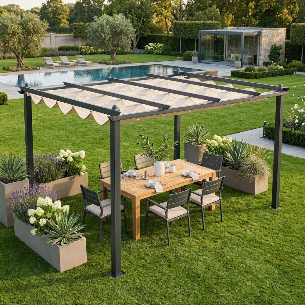 Gazebo Astoria in alluminio antracite con telo ecrù allestito su un prato verde con tavolo da pranzo in teak.
