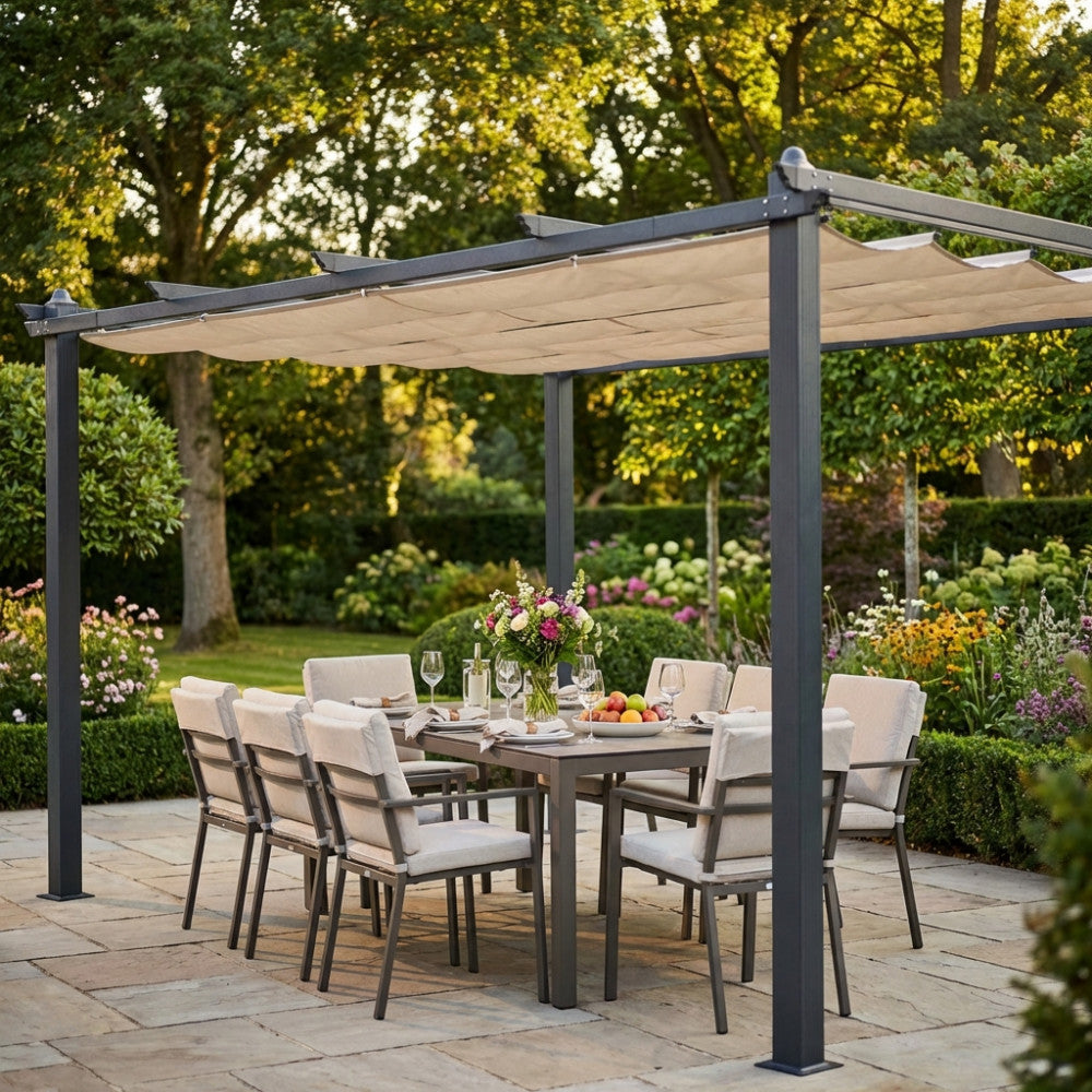 Dettaglio del Gazebo Astoria che ombreggia un'elegante zona pranzo all'aperto su pavimentazione in pietra.