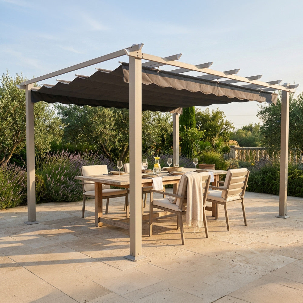 Gazebo Astoria in alluminio tortora con telo grigio allestito su un patio in pietra con tavolo da pranzo.