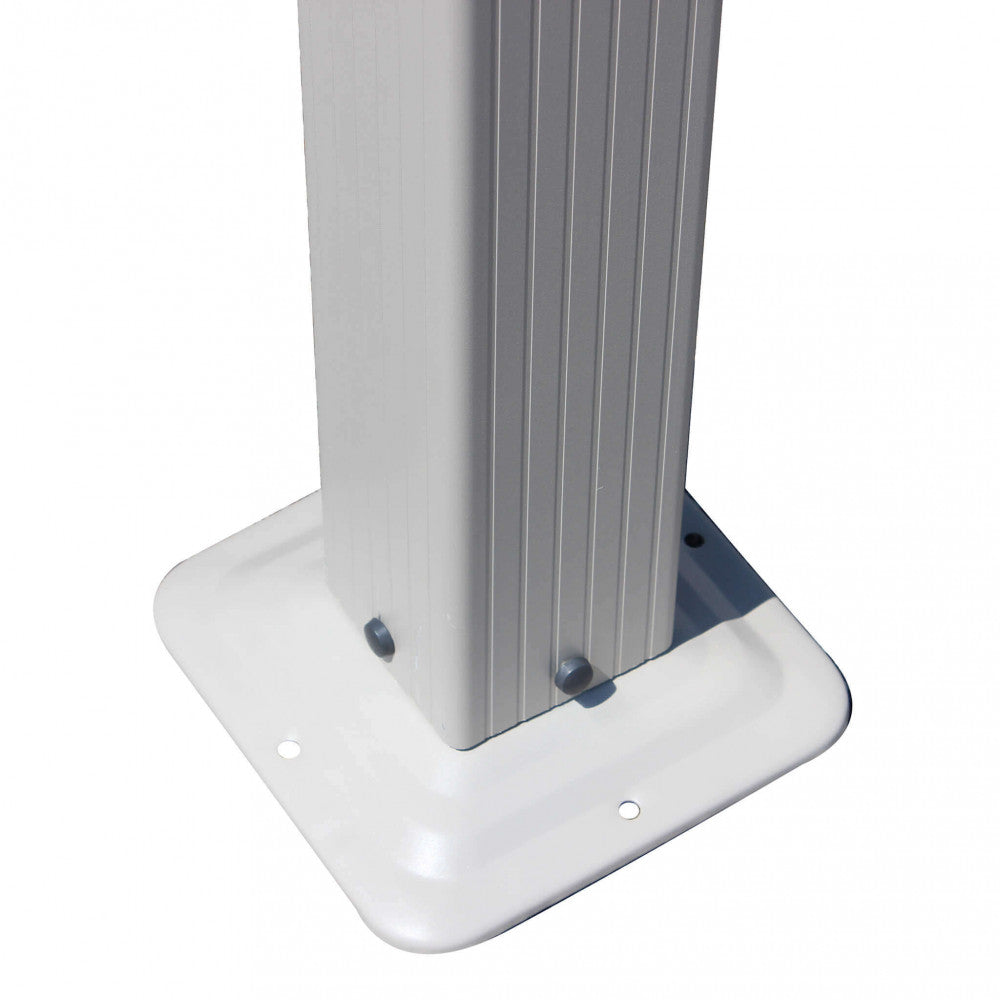 Particolare della base del palo in alluminio del Gazebo Astoria, con piastra di ancoraggio e finiture premium.