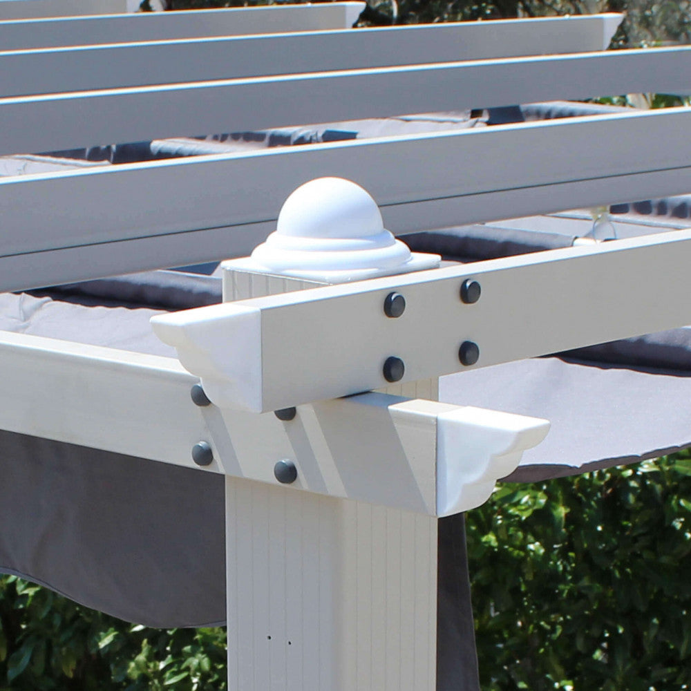 Dettaglio architettonico della copertura del Gazebo Astoria, con elementi decorativi superiori e travi incrociate.