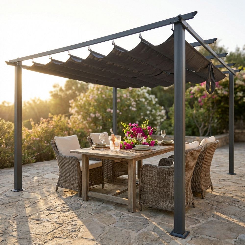 Dettaglio del gazebo moderno con copertura retrattile a onde in poliestere, che filtra la luce solare dorata su un elegante set da pranzo all'aperto.