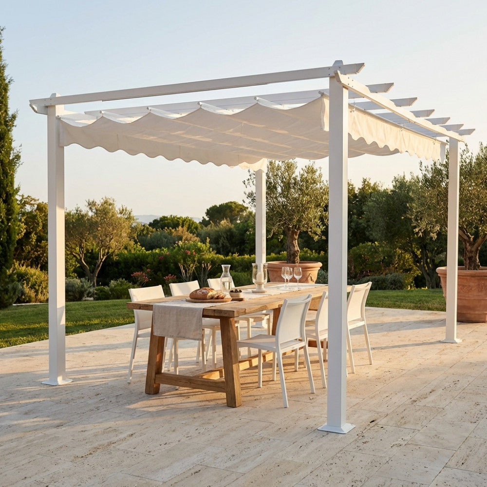 Gazebo Astoria in alluminio bianco allestito in un giardino lussuoso con tavolo da pranzo in legno.