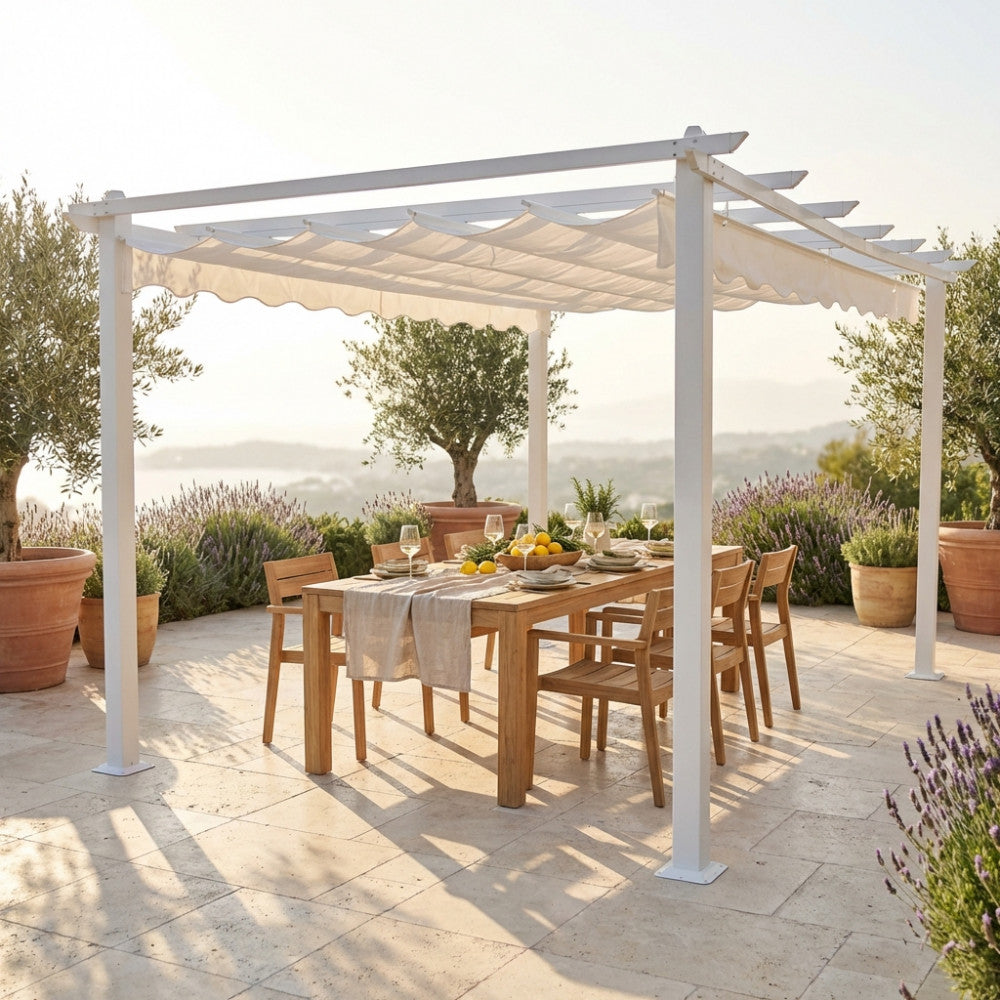 Vista laterale del gazebo Astoria con copertura in poliestere bianco e arredi in teak al tramonto.