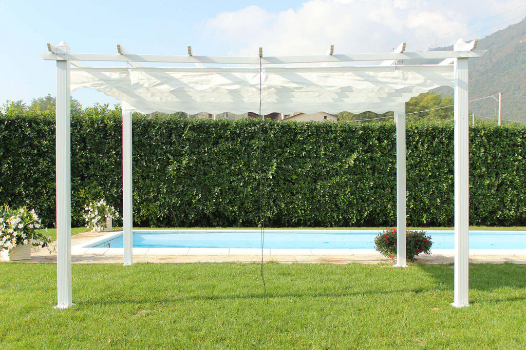 Gazebo Astoria posizionato a bordo piscina, con la copertura a onde in poliestere bianco.